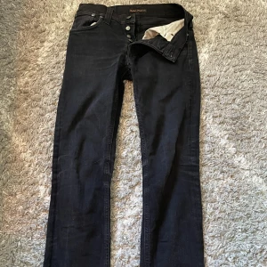 Nudie Jeans - Grim Tim  - Gott skick men igensydda i skrevet - Skriv om ni vill ha bild   Tajt passform