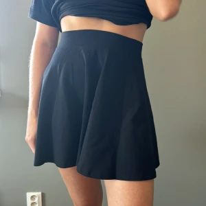 Svart minikjol från H&M stl S - Fin svart minikjol från H&M  Stl S  Vid frågor vänligen kontakta och kan samfraktas ihop med andra köp 