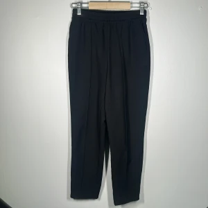 Raka svarta byxor  - Snygga, sitter rakt i modellen  Kostym liknande avslappnande byxor 