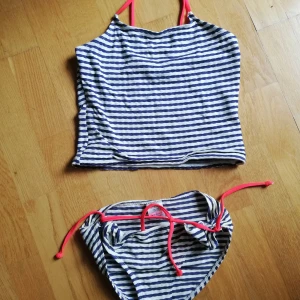 Bikini barn blårandig - Fin bikini. 158/164. Polyamid och elastan. 