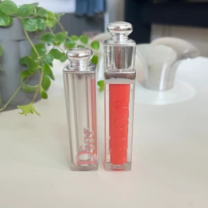 Dior läpprodukter  - Den vänstra är ett läppstift (pearl pink), endast använt få gånger. Den högra är ett läppglans (diablotine) också nästan oanvänt! 50kr för en, båda 90kr❤️