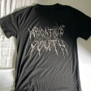 Negative Youth - Skön rhinestone tröja som de står Negative Youth på. Finns dock inget märke 