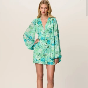 Adoore klänning - Köpte på plick denna klänning. Den är oanvänd och har prislapparna ännu på. Säljer på grund av vill ha en annan klänning till evenemanget jag först tänkte ha denna.