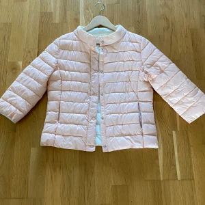 Amisu jacka - Säljer min ljusrosa Amisu trekvart jacka då den inte kommer till användning💕