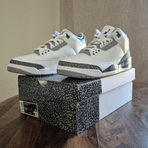 Air Jordan 3 midnight navy - Säljer ett par oanvända air Jordan 3 storlek 43 