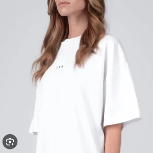 LXA t-shirt - Säljer min fina lxa t-shirt då den ej kommer till användning. Inga defekter och använda några gånger. Oversize fit men lite kortare i längden💕(första bilden ej min)
