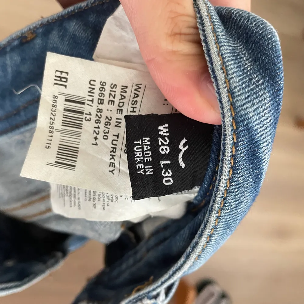 ett par ljusblåa lågmidjade bootcut jeans från ltb. nästintill nya, och köpta för 600kr!. Jeans & Byxor.