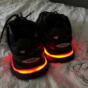 Balenciaga tracks LED 43 - Säljer mina Balenciaga trax som jag fick i present, använt 5 ggr och i nytt skick. Kvitto från Farfetch