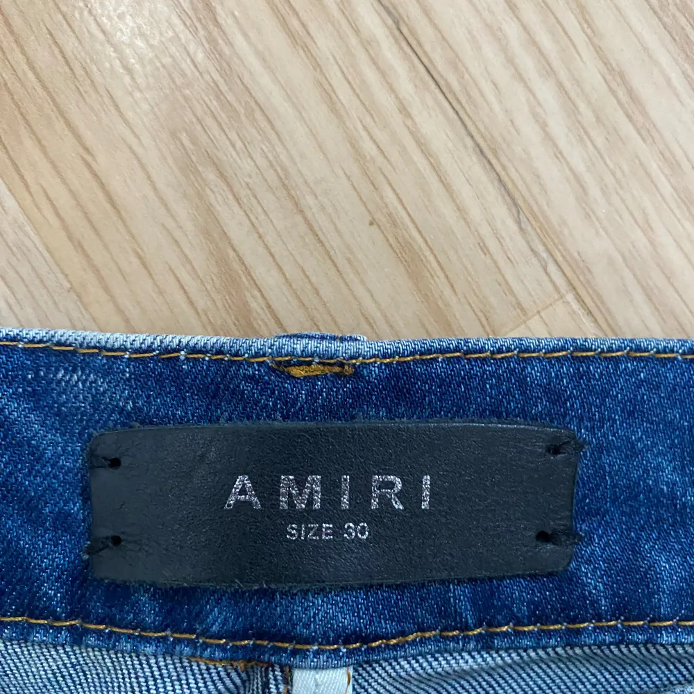 Säljer dessa feta AMIRI byxor som är perfekt till den som gillar den amerikanska stilen. Skick 10/10. Det är bara till att skriva vid intresse!.. Jeans & Byxor.