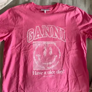 Säljer fin rosa Ganni tshirt 
