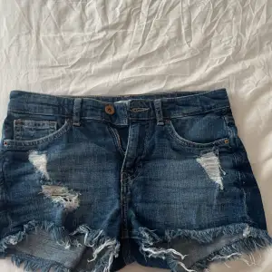 Säljer dessa jeans shorts som inte säljs länge, dom är i fint skick och skriv för frågor mm