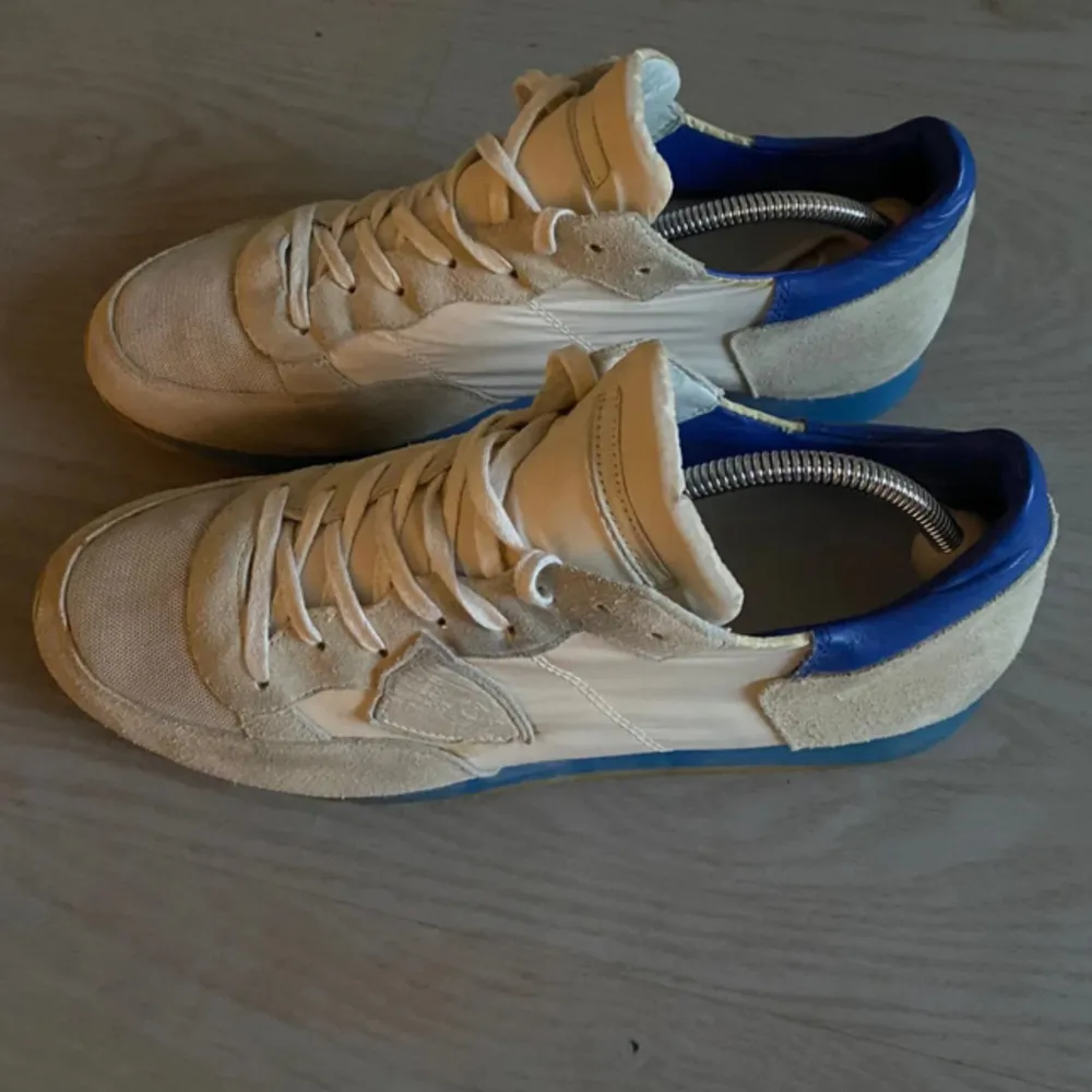 Ett par Philip model TRPZ. Storlek 42 Bra skick Kan gå ner i priset kanske, skriv om intresserad. Inget og med men de är 100% äkta.. Kengät.