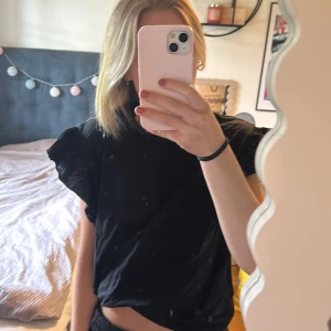 Topp - Säljer denna toppen från Zara! Säljer den då den inte kommer till användning. Den är i fint skick och inga tecken på användning. 🖤 Pris kan diskuteras!!!
