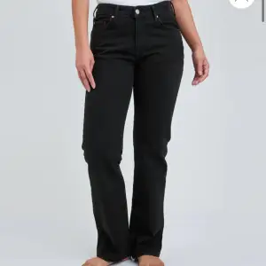 Svarta low straight jeans från BikBok❤️strl 25/32