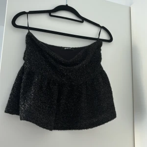 fest topp - verkligen en fin topp att ha till fest. storlek M. Från gina💕💋