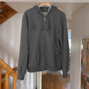 Brunello Cucinelli - Hoodien är storlek M. Hoodien är i bra skick. 