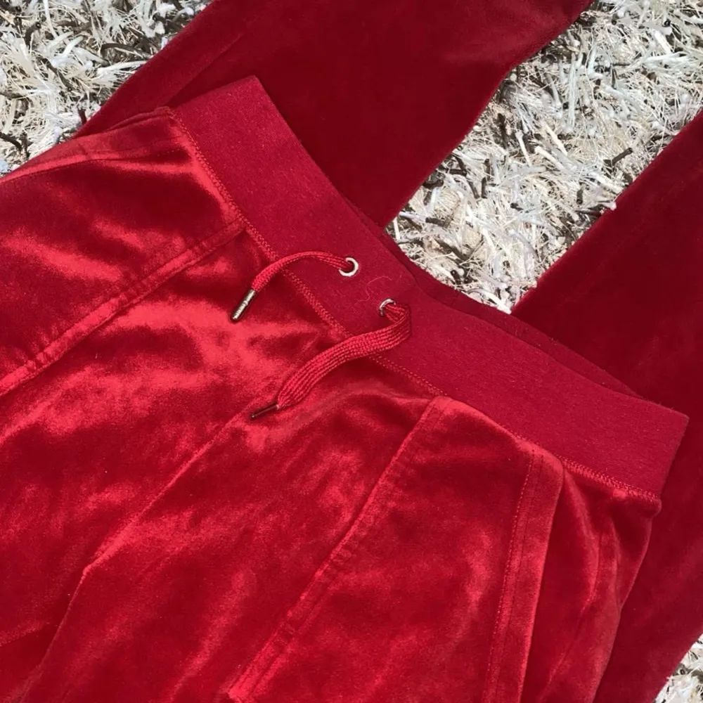Röda Juicybyxor storlek xs i mycket bra skick kom gärna med prisförslag elller frågor💕. Jeans & Byxor.