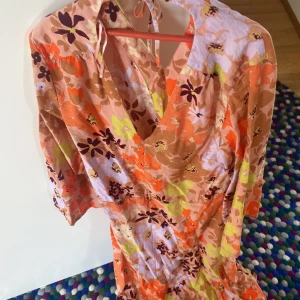 Fin sommar klänning - Den är i väldigt bra skick och bara använd 4 gånger, har inga skador osv. Säljer för att den inte är min stil längre och för att den inte kommer till användinggg💗 Kontakta först innan ni köper🫶🫶