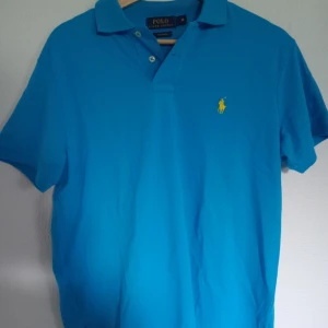 Ralph lauren piké - Säljer min ralph lauren pikè i strl. M. Mycket fint skick utan tecken på tidigare användning. Skriv gärna för fler bilder eller frågor