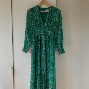 Adoore Grön Blommig Klänning  - Endast provad, mycket bra skick. Klänningen har en liten slits. Slutsåld online. Storlek 34