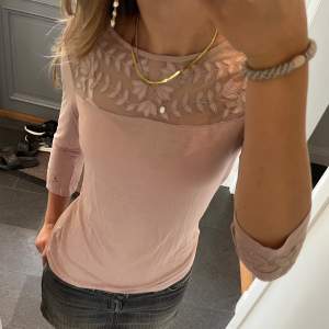 Beige/rosa trekvartsärmad tröja med spets från H&M. Storlek S. Fint skick. Använd gärna köp nu!