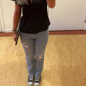 Levis jeans 501 - Säljer mina Levis jeans 501 som endast är använda 1 ggn💞💞sitter perfekt i längden på mig jag är 1,67cm, nypris 1099kr mitt pris 199kr