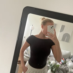 T-shirt med djup rygg  - Mörkgrå T-shirt med djup rygg. Har ett fantastiskt mjukt material, den är superskön och knappt använd. 