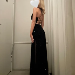 Klänning - Säljer nu denna fina klänningen eftersom att jag bara skulle ha den på en skiva och kommer inte komma till nån mer använding, storlek xs/s. Köpt för 340kr och säljer för 200kr. Vid frågor skriv privat🫶🏻