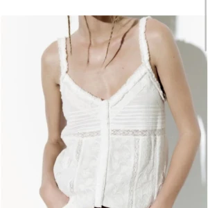 Zara topp  - Super snygg zara topp som jag köpte förra sommaren! Storlek xs men passar mig som brukar bära s. Använd fåtal gånger så den är i super bra skick❤️KÖP INNAN 20:e juni!!! Åker utomlands hela sommaren!