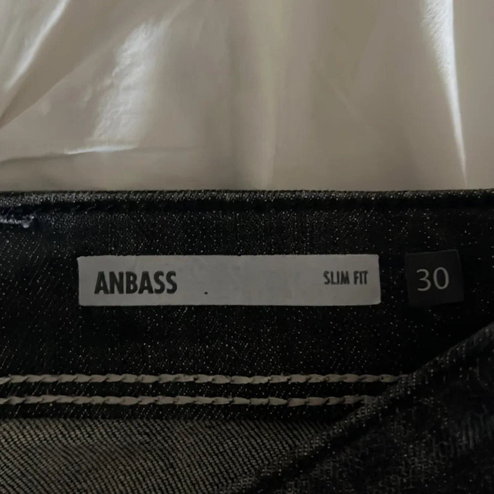 Säljer dessa replay jeans i modellen anbass i storlek 30/32 i nyskick. Hör av er vid frågor eller funderingar! Färgen är svart grå.. Jeans & Byxor.