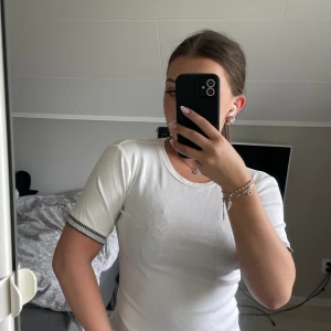 Tröja - En topp från zara dom inte kommit till användning, her en liten silvrig och svart detalj på ärmarna, tror ej att den säljs längre 