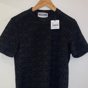 Moschino t-shirt - Aldrig använd