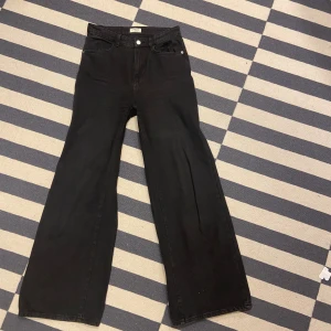 Svarta vida jeans - Svarta vida jeans från Lindex! Obs att de har en lagning (sista bilden). Annars i väldigt fint skick och sitter väldigt fint i midjan:)). Är möjligtvis kanske lite stor i storleken för bär 40 annars  Pris kan diskuteras något 
