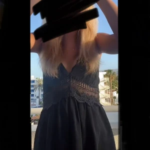 klänning - jätte fin klänning i storlek S, med fina rygg detaljer. aldrig använt bara testad. säljer för jag tycker den inte passar mig å min stil skriv för mer information⭐️