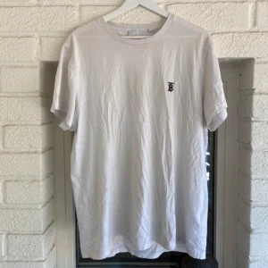 Burberry T-Shirt - T-Shirt från Burberry i storlek XL. Bra skick. Dm om du har några frågor ✌🏼