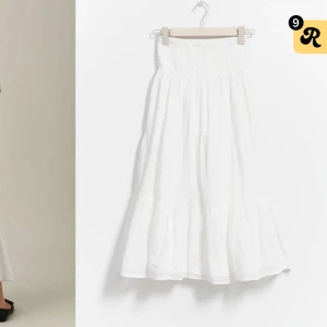 Vit långkjol - Säljer denna fina långkjol som endast är testad. Från Gina och slutaåld på hemsidan! Sitter bra på mig som är 166 cm. Skriv för egna bilde! Kan tänka mig att gå ner i pris vid snabb affär så passa på!!💕💕