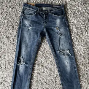 Dondup jeans i storlek den populära modellen George! Storlek 33. Hör av er vid frågor!
