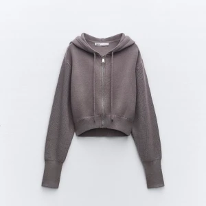 Kofta från Zara - Kofta från zara! Kommer ej till användning 💓 Köpte den december förra året men osäker på om den fortfarande säljs 💓 Grå/Brun