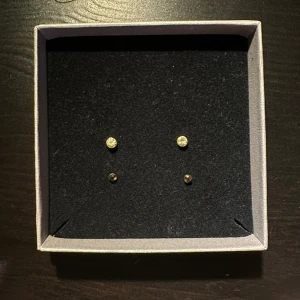 Örhängen  - 2 par örhängen. Säljer flera örhängen så kolla gärna in fler i min profil. Vid köp av flera kan man få rabatt. Skriv till mig privat isåfall💗