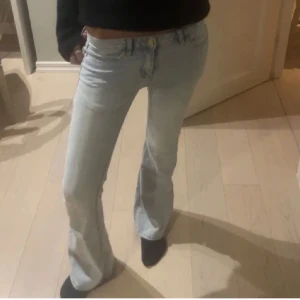 Jeans - Köpta här på Plick, men säljer vidare då dem var för små. Mins inte vad jag köpte dem för exakt, men dem är jätte snygga!