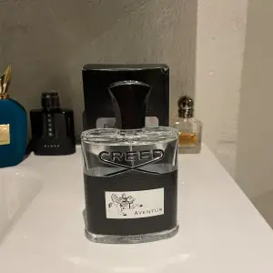 Säljer denna parfym perfekt nu inför sommaren då jag behöver pengar , ungefär 115-120ml kvar i flaskan så den är knappt använd.