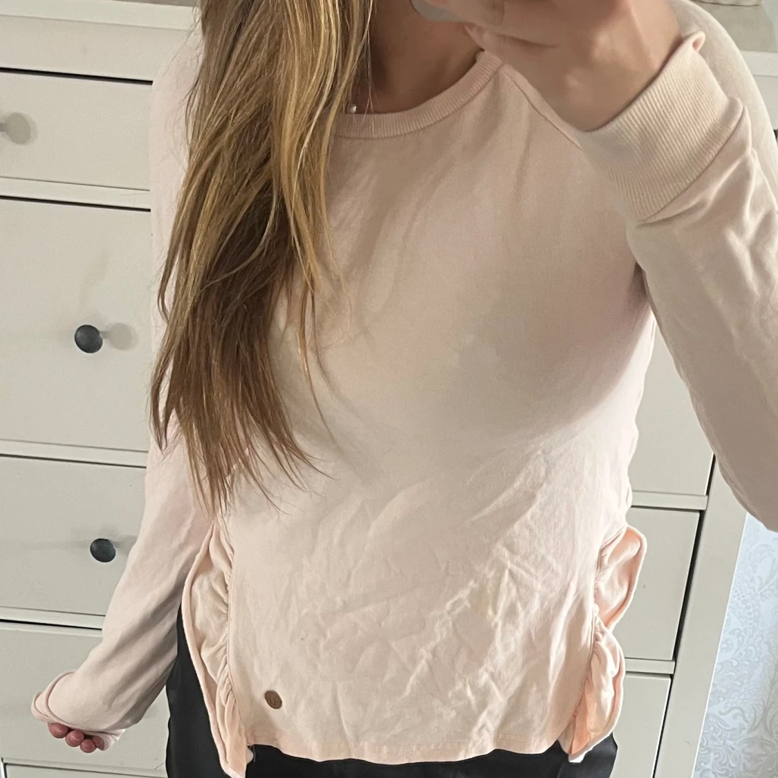 Rosa tjocktröja med volang