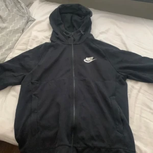 Nike hoodie - Storlek M. Köptes förra året men har bara använts ett fåtal gånger för att den är för den var för stor. Tar både Swish och plicks egna system. Betalar ni med Swish så står ni för frakt