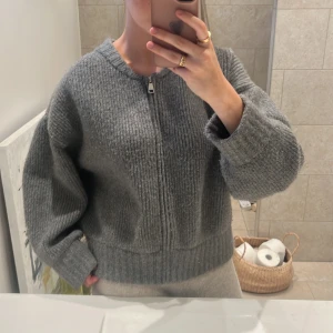 Grå stickad zara kofta - STORLEK XL MEN PASSAR M FÖR LITE OVERSIZED SOM PÅ BILDEN, Tvättad en gång, använd 1 gång