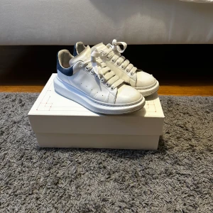 Alexander Mqueen skor - Alexander McQueen skor använda sparsamt, de är i fint skick. Lite slitage inuti skon på sulan. Nya skosnören. Självklart äkta.  Kan gå ner i pris vid snabb affär.