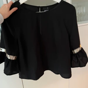 Blus med paljetter - Hör av er vid fler frågor!