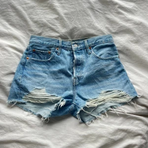 Levi’s jeansshorts - Köpta på Plick för 200kr+frakt, men passade tyvärr inte :(