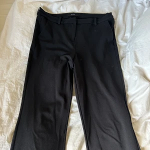 Kostymbyxor  - Kostymbyxor som är väldigt stretchiga. Stl XL längd 34