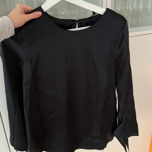 Satinblus med öppning - Hör av er vid fler frågor!