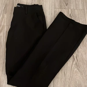 Lågmidjade kostymbyxor  - Lågmidjade kostymbyxor från BikBok i strl. 34. Passar perfekt till fester osv. skulle säga att det passar till de mesta💕 Priset diskuteras vid snabb affär! Orginal pris: 499 men kan tänka mig gå ner lite🥰